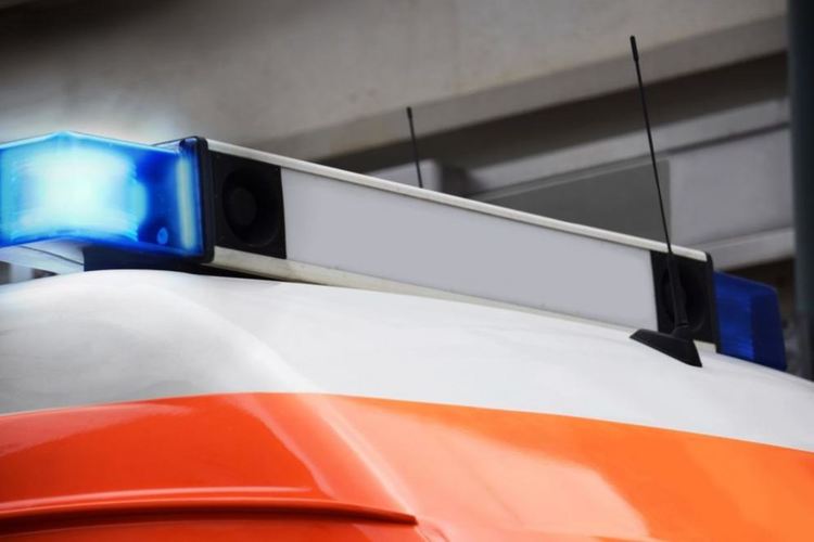 Мъж счупи три прешлена при падане от покрив