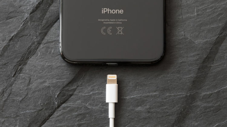Европейския съюз иска да забрани зарядното на iPhone