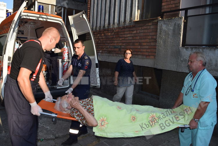 38 огнеборци на крак заради пожари в областта, екип пренася болна жена до линейка