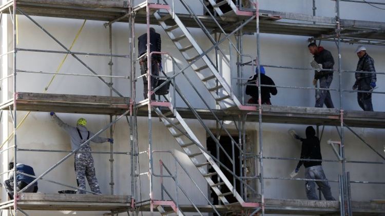Строител падна от сграда в Кърджали, получи травма на главата
