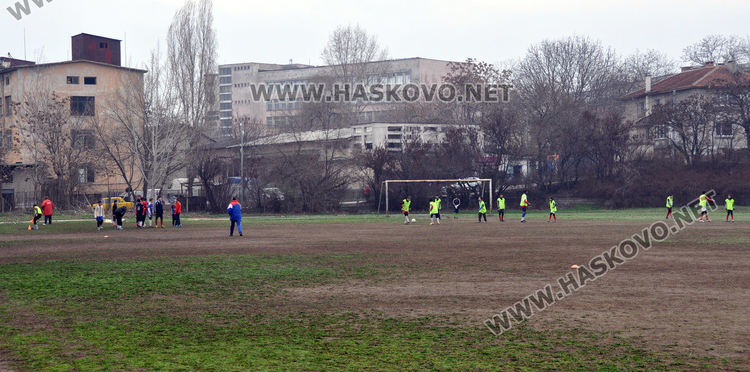 Полицаи изгонили играещи футбол на стадион "Младост"