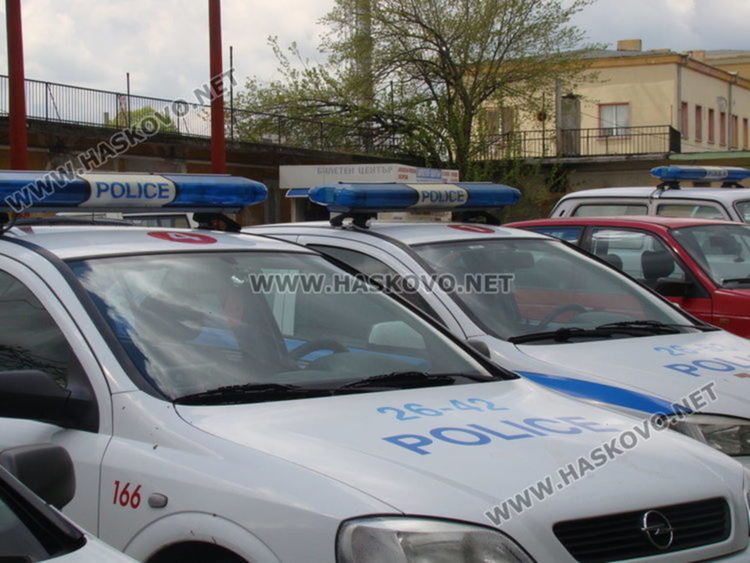 Спипаха двама с дрога в Черногорово, единият блъсна патрулката в опит да избяга