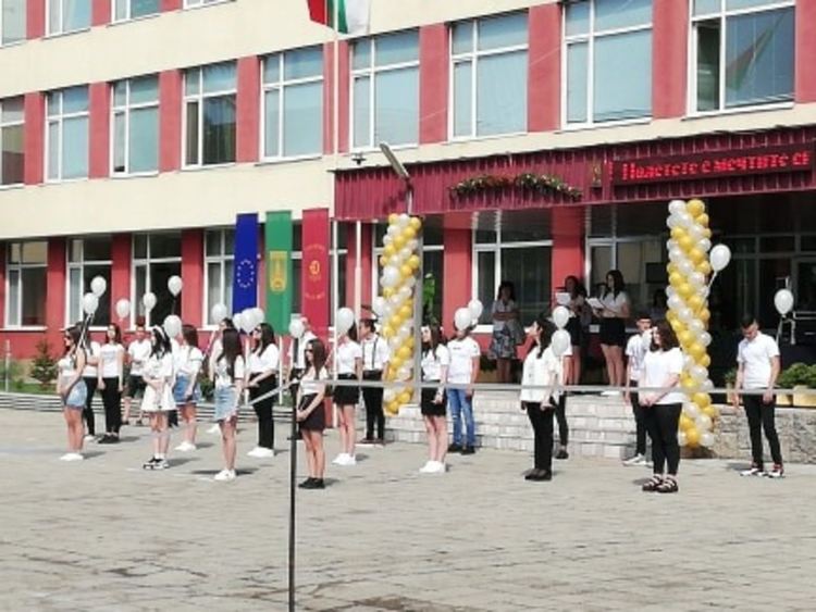 Абитуриентите от СУ казаха „Сбогом, училище!“