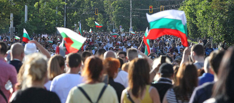 Трети ден протест събира хиляди пред Министерски съвет