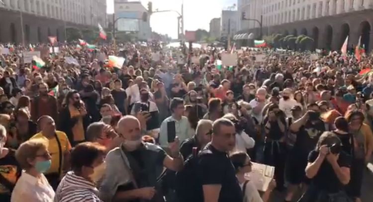 Адвокатът на битите от полицаи: Никой не разследва полицейско насилие. Тази вечер са докарали две водни оръдия (видео)