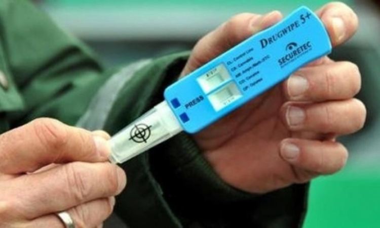 Полицаи спряха надрусан шофьор, откриха дрога в къщата му