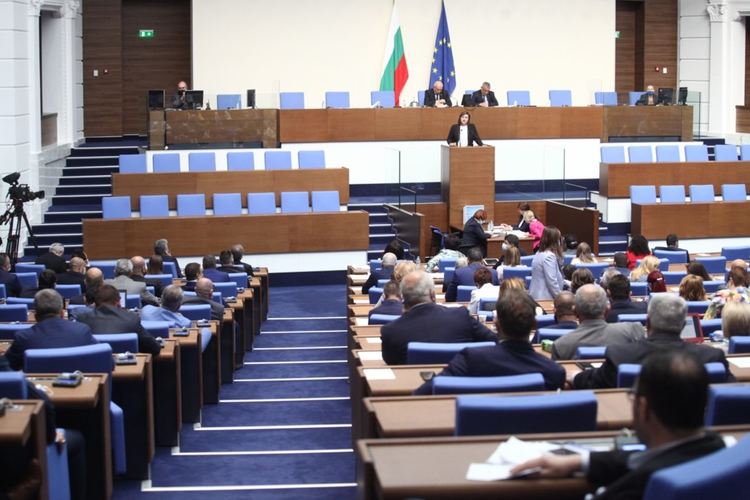 Депутати от БСП отказват да носят маски в НС, напуснаха пленарното заседание