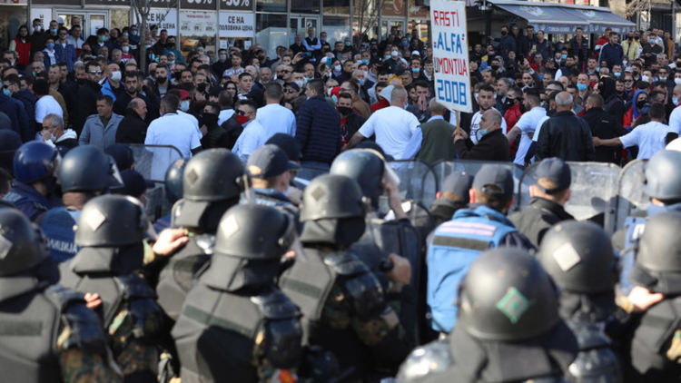 Полицаи ранени на протест в Скопие