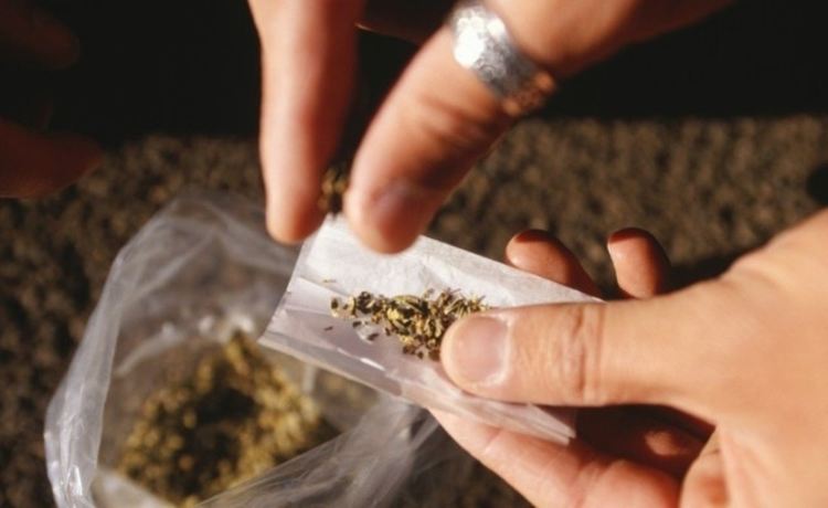 Спипаха двама мъже с канабис и тютюн без бандерол
