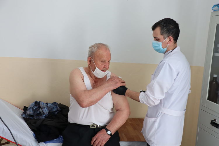 От днес на опашките в „зелените коридори” в областта с предимство са възрастни и хронично болни