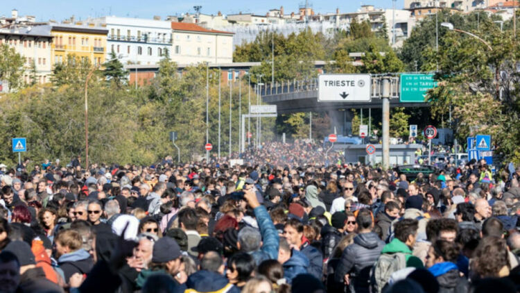 Протестна вълна в Италия срещу задължителния Зелен пропуск