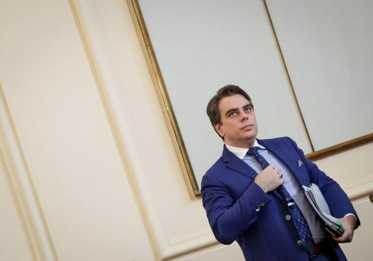 Глоби за пари на ръка над официалните заплати, пенсиите няма да намалеят