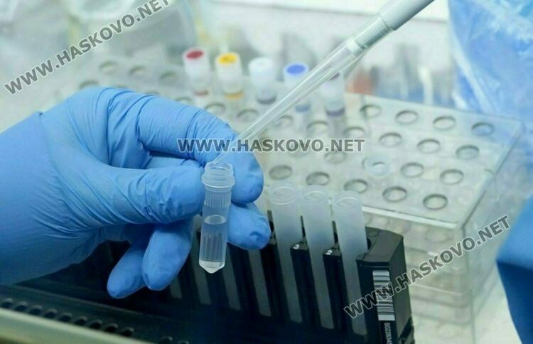 Двама починали и 52 заразени, сред които са учителка и трима ученици
