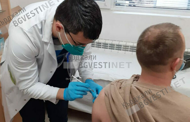Огромен интерес към бустерните дози в Кърджали, две трети от ваксинираните на ден са с трета игла