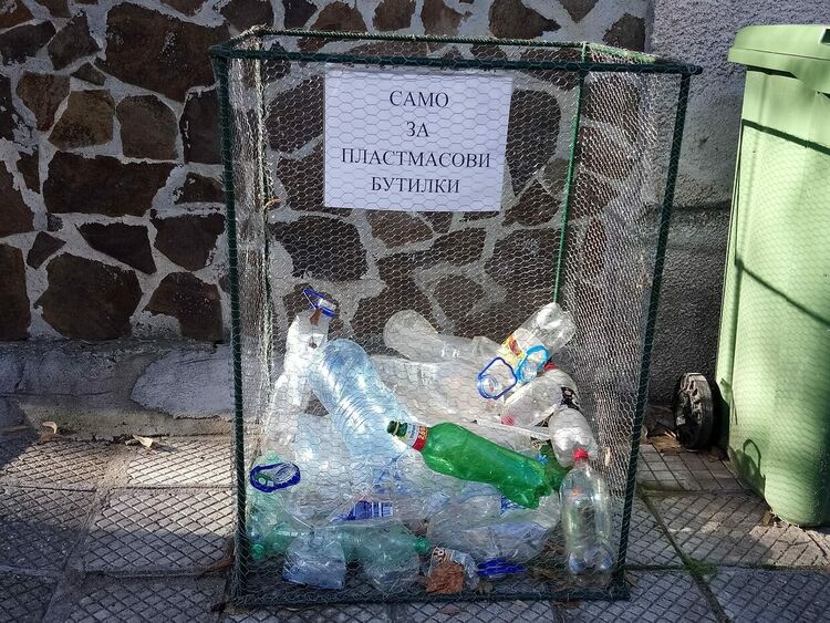 Кметът на Брягово експериментира и успя в разделното събиране на ПВЦ бутилки