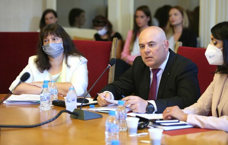Гешев и Кирил Петков ще се явят пред комисията за върховенство на закона в ЕП