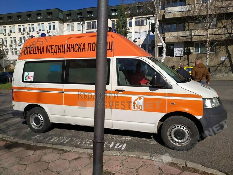 Хлапак с "БМВ" блъсна възрастна жена на бул."България",взета е в болница