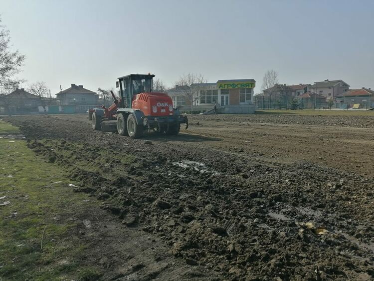 Заравняват площадката на панаира