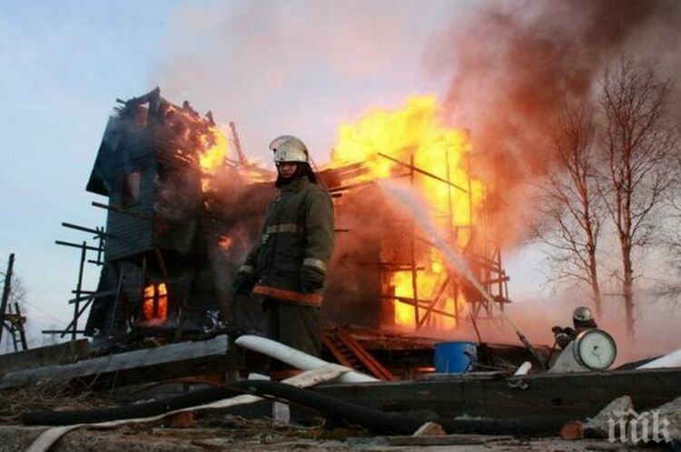 Пожар горя в жилищен блок на ул. "Дичо Петров" в Смолян