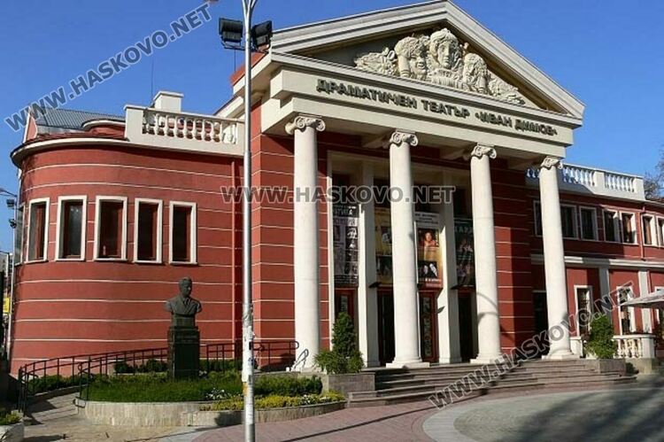 Подмладената трупа на театъра в Хасково излиза с летящ старт в Шекспировата „Дванайсета нощ“