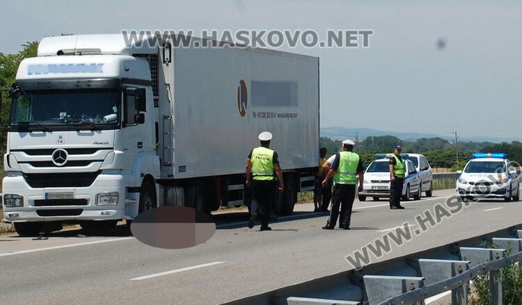 Пиян тираджия опита да подкупи полицай, тикна му 50 евро в джоба