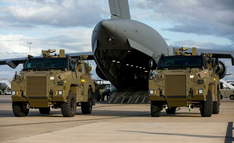 Австралия изпрати първата партида бронeтранспортьори Bushmaster за Украйна