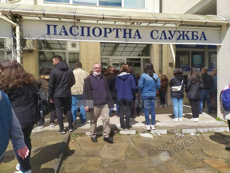 Скандал и разправии пред Паспортна, отново опашки от изселници