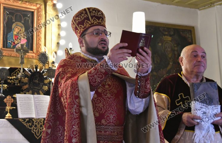 Литургия за арменския Великден, раздадоха боядисани яйца и козунаци