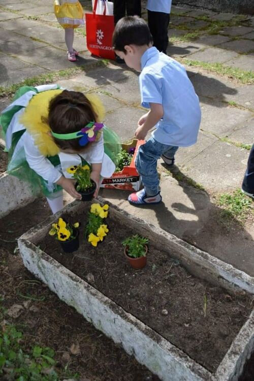 Деца засадиха цветя и дървета в село Тополово (снимки)