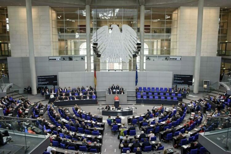 Германският парламент подкрепи изпращането на тежки оръжия за Украйна