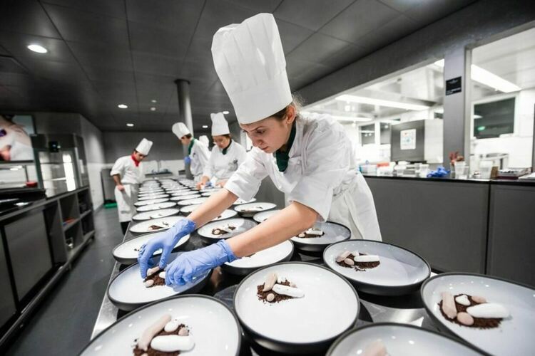 Търсят 20 работници в кухня с турски език, 20 шивачи и 17 продавач-консултанти