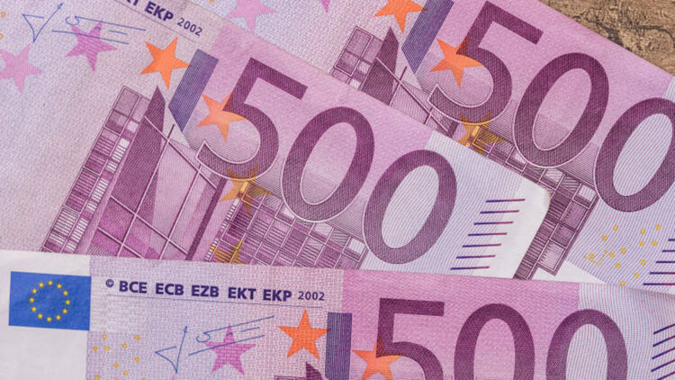 Рублата достигна двегодишен връх спрямо долара и еврото