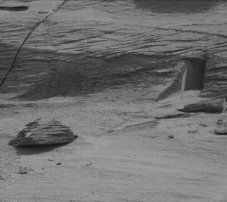 Изсечена врата в марсианската скала засне Curiosity