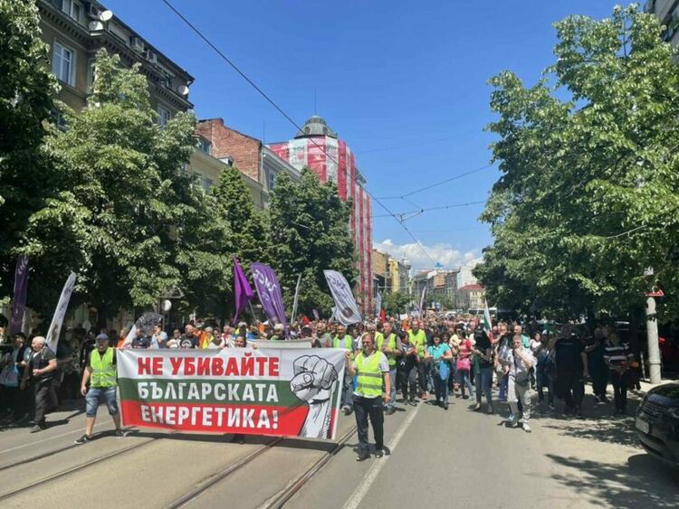 Работниците от ТЕЦ "Марица 3" отново протестират в София