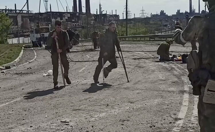 Бъдещето им тъне в мъгла. Съдбата на украинските бойци от Азовстал коментират руски издания