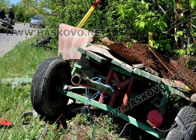  Водач на Ауди рани дете, жена падна от каруца при удар в паркирана кола
