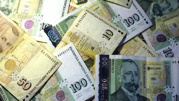 Откраднаха 50 000 лева, оставени в тенджера в килер