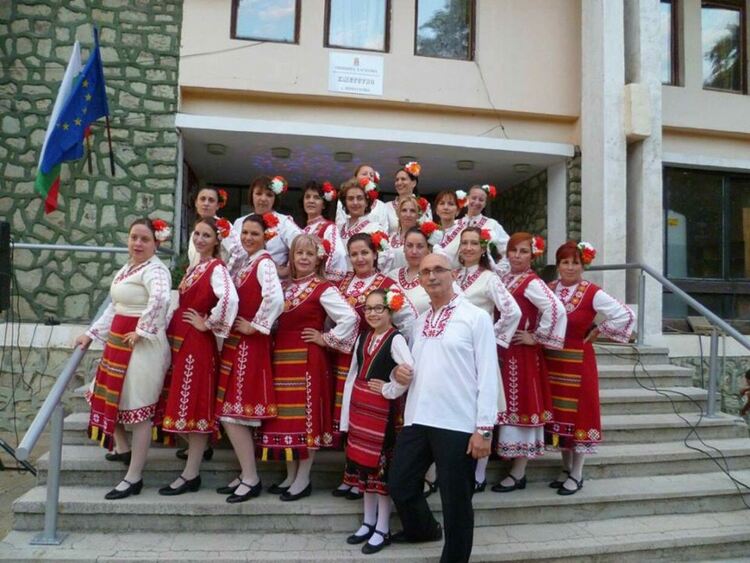 Впечатляващ танцов спектакъл „Пъстро хоро”посветен на българските корени, представят в НЧ”Обединение 1913”