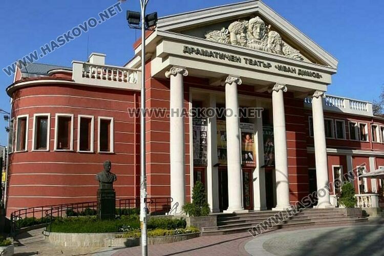 Бивши служители на „Ученически столове“ на среща пред театъра в Хасково
