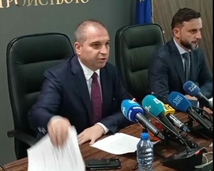 Междуведомствената комисия отказва да се произнесе по въпроса колко да се плати на пътностроителните фирми, съобщи министър Караджов