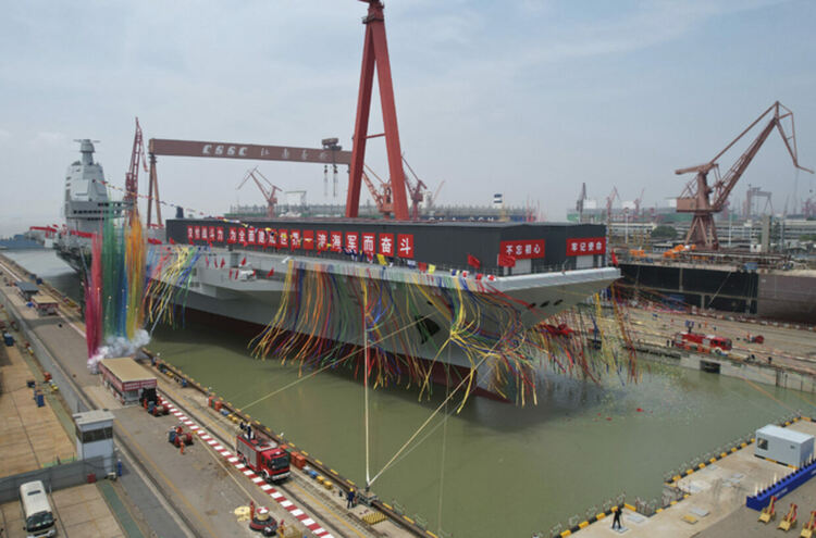 Китай официално пусна на вода своя трети самолетоносач