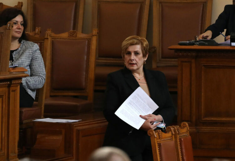 Елена Гунчева няма да напусне парламента, става нечленуващ в група депутат