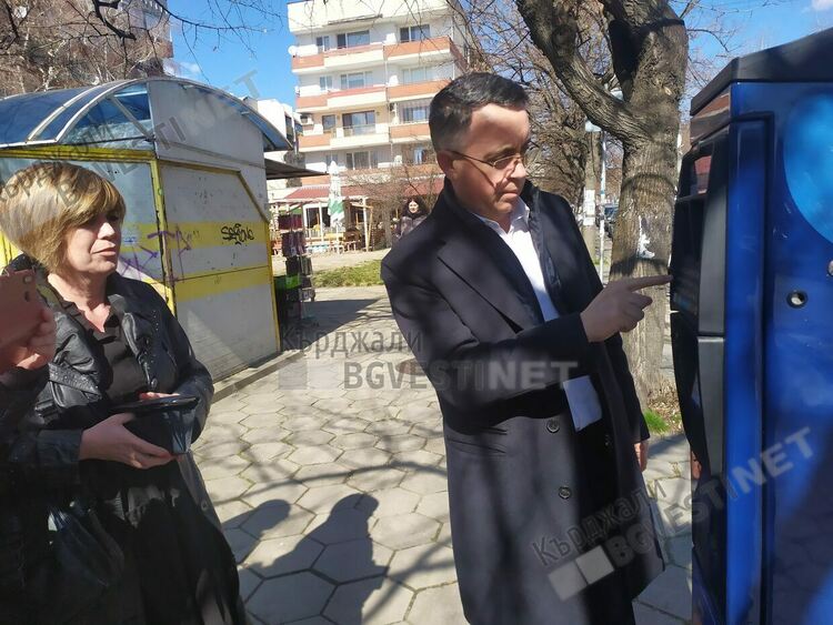 Кърджалиец искал кметът да му ходатайства за отмяна на глоба в Сината зона, градоначалникът извадил пари за да му я плати
