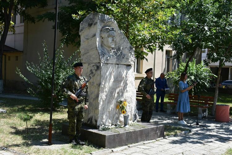 185 години от рождението на Васил Левски : Име знаме, име титла