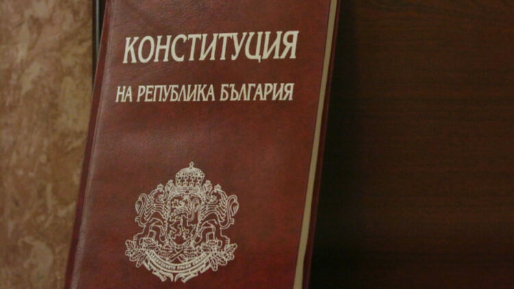 Какво казва Конституцията за третия мандат, пояснява доц. Киселова 