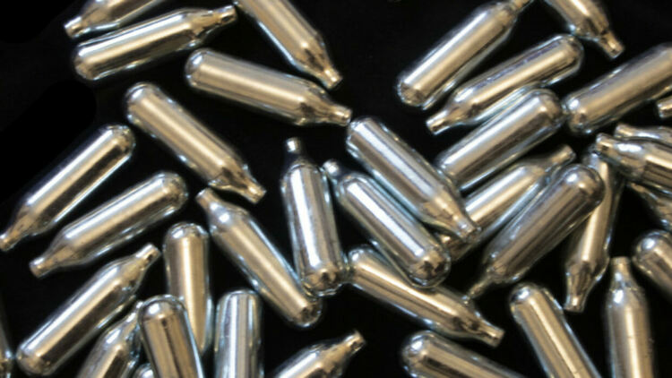 Откриха 4900 патрона райски газ в заведения във Варна