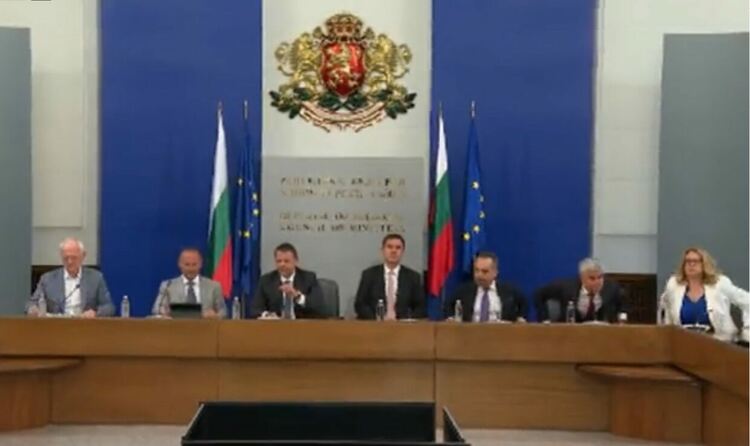 Кризисният щаб анализира "хаоса" с газовите доставки в завареното положение (на живо)