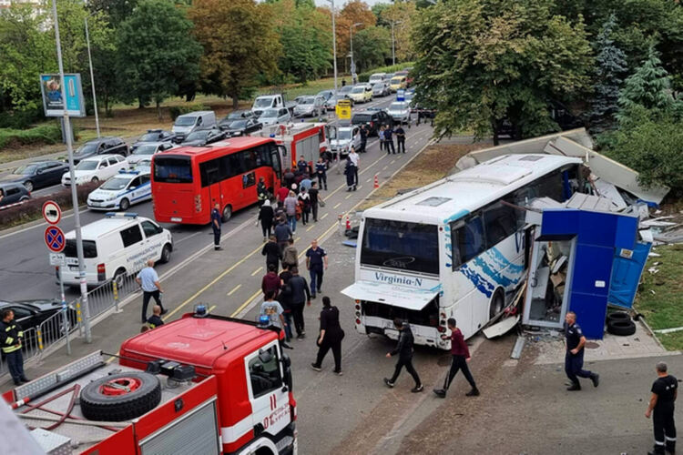 В автобуса, блъснал патрулка в Бургас, са пътували 48 мигранти