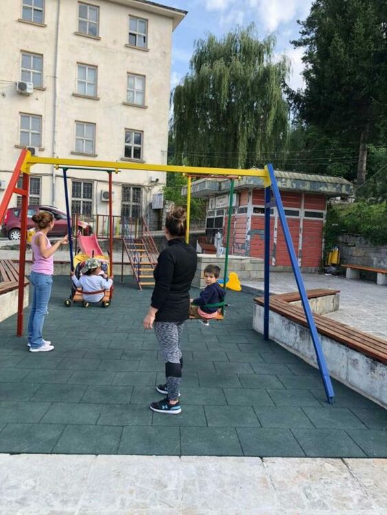 Общината ремонтира детска площадка пред читалище "Орфееви гори" в Райково
