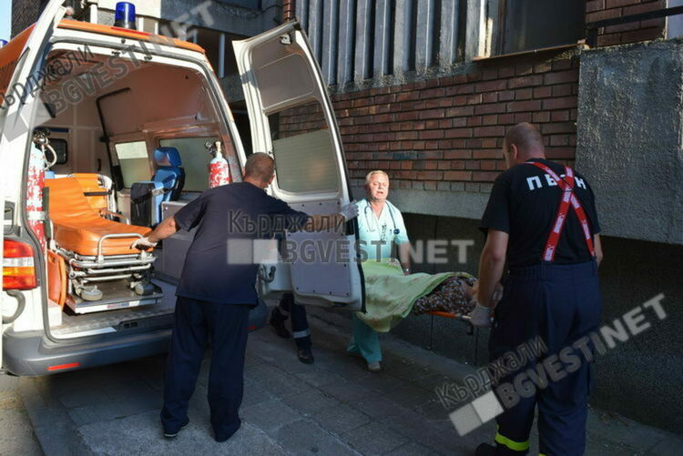 Пожарникари помогнаха на спешни медици в Кърджали за транспортирането на болна жена